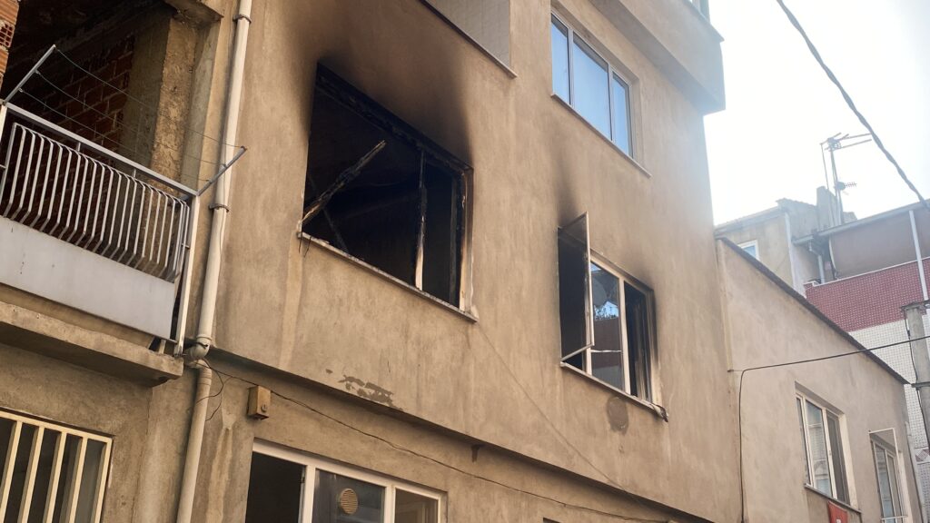 Bursa’da 3 katlı binada yangın