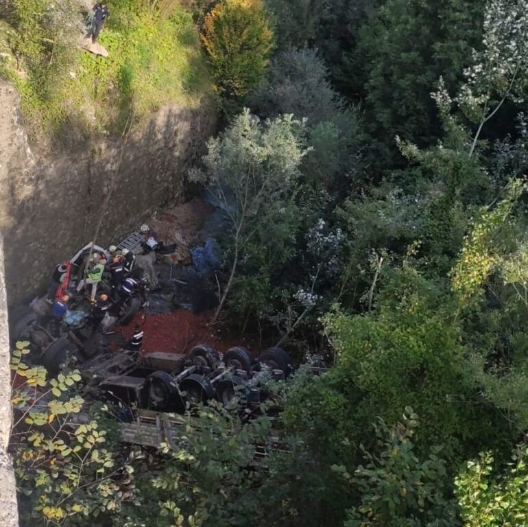 Tır viyadükten dereye uçtu