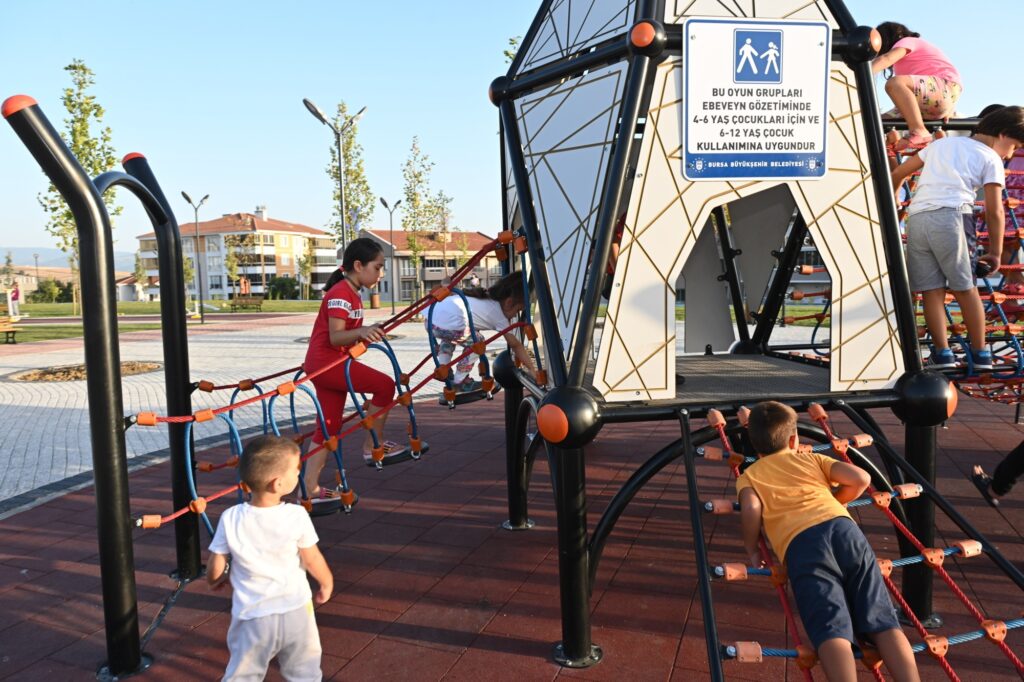 Göçmen konutları yeşile kavuştu