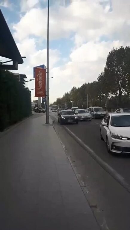 Anayolda geri geri giden otomobil, trafiği böyle tehlikeye soktu