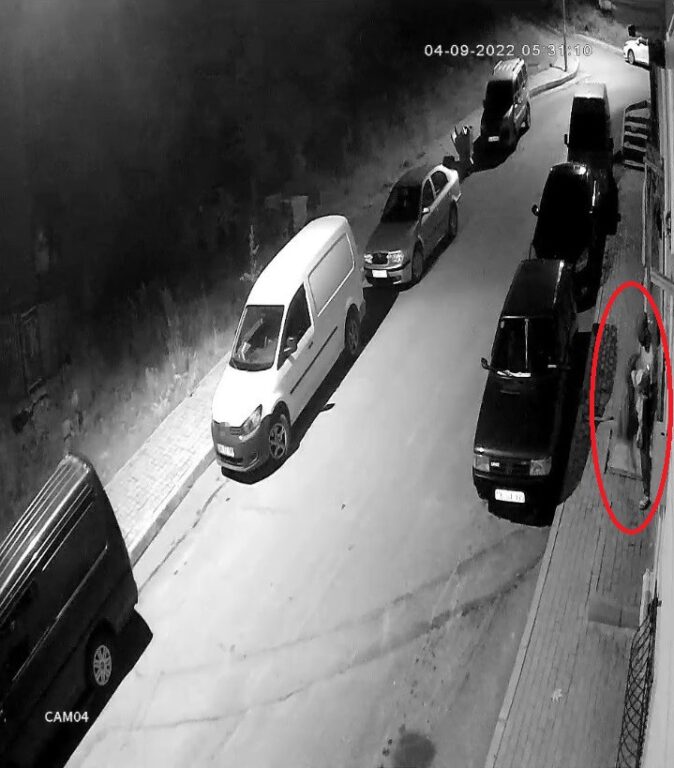 Balkonda asılı olan çamaşırları çaldı, o anlar kamerada