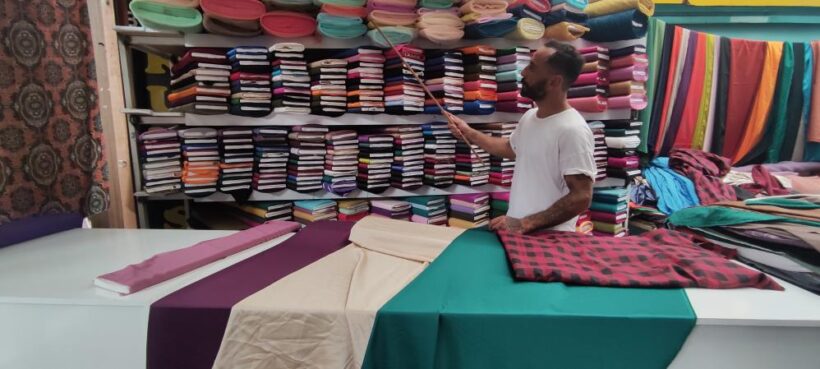 Kendileri dikerek 1200 liralık elbiseyi 300 liraya mal ediyorlar