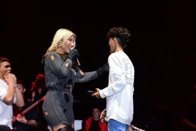 Hande Yener’e Bursa’da şok: Ünlü popçu sahneye fırlayan gençlerle şarkı söyledi