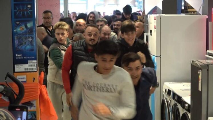 İndirimi duyanlar akın etti: Vatandaşın cep telefonu izdihamı