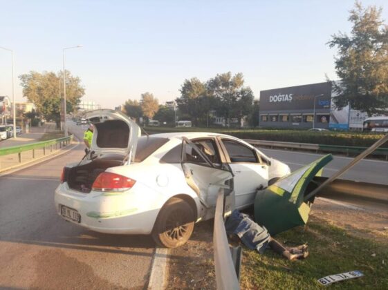 Bariyerlere ok gibi saplandı…Kadın sürücü hayatını kaybetti