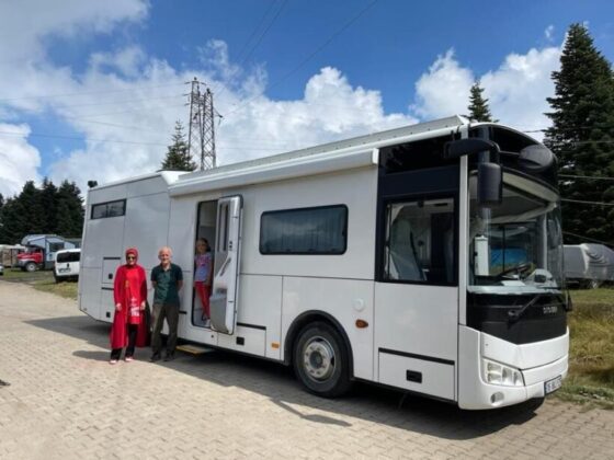 Özel halk otobüsünden akıllı karavan yaptı