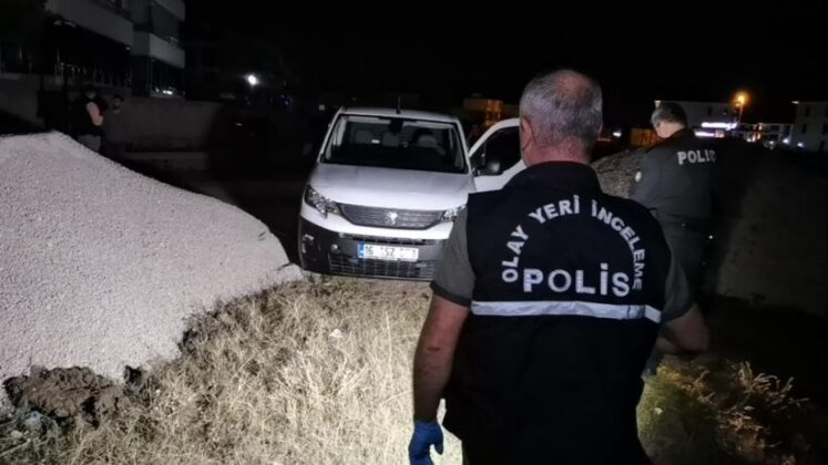 Çaldıkları kargo aracının içini boşalttılar