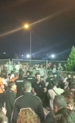 Konserde tekme ve yumruklar havada böyle uçuştu