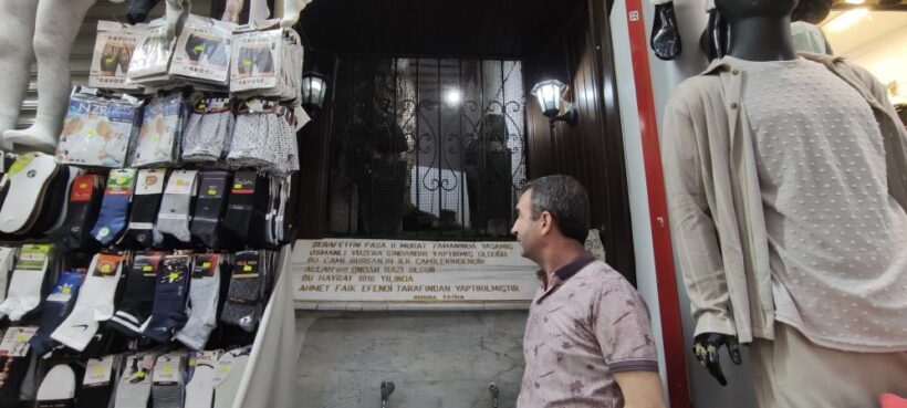 Her gün yanından binlerce insan geçiyor, kimse fark etmiyor