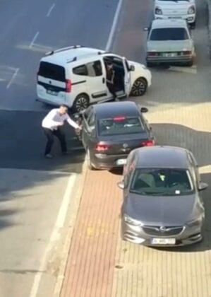 Bursa’da silahlı yol verme tartışması kameraya yansıdı