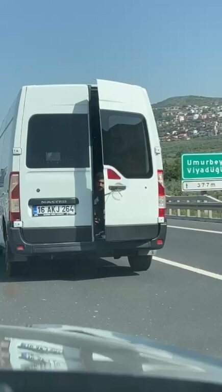 Otobanda tehlikeli yolculuk kamerada