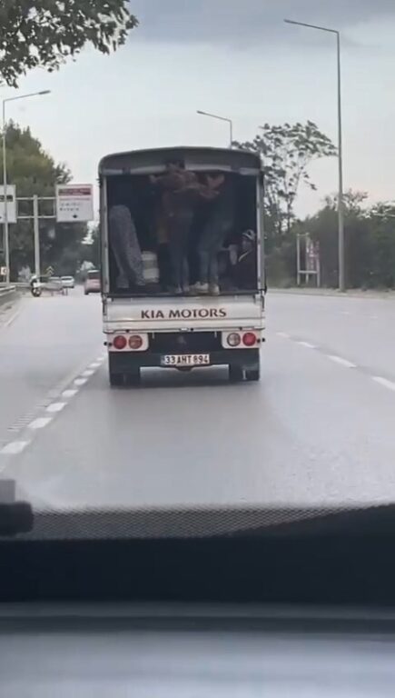 Bursa’da tehlikeli yolculuk anları cep telefonu kamerasına yansıdı