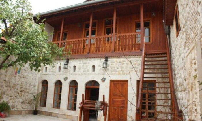 Bursa Orhangazi’de avlulu ahşap evin 1/2 hissesi elektronik ortamda satılacaktır