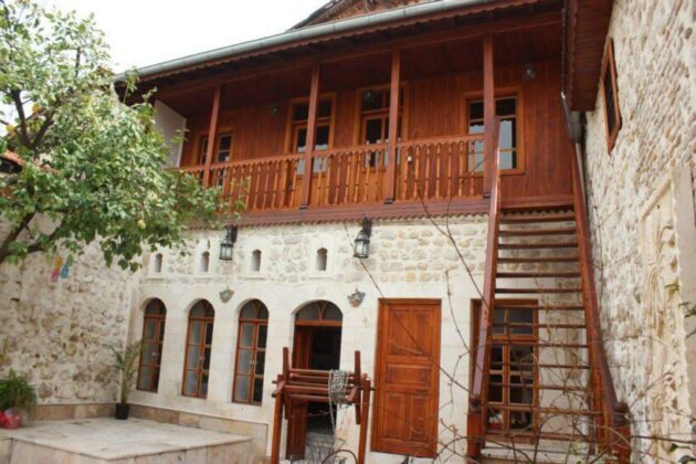 Bursa Orhangazi’de avlulu ahşap evin 1/2 hissesi elektronik ortamda satılacaktır