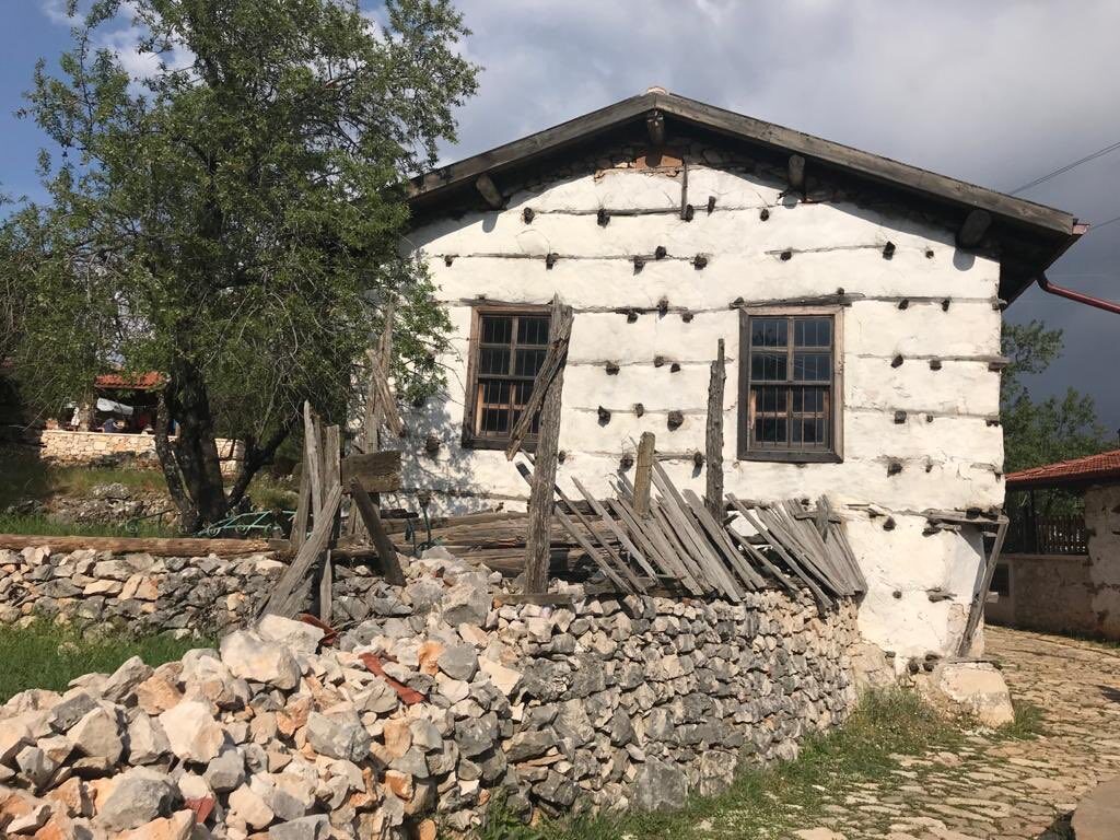 Bursa Osmangazi’de 106 m² arsa üzerindeki iki katlı bina mahkemeden satılıktır