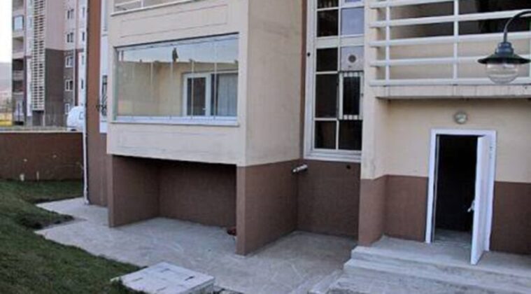 Çerkezköy Tepe Emlak Konutları’nda 65 m² zemin kat daire icradan satılıktır