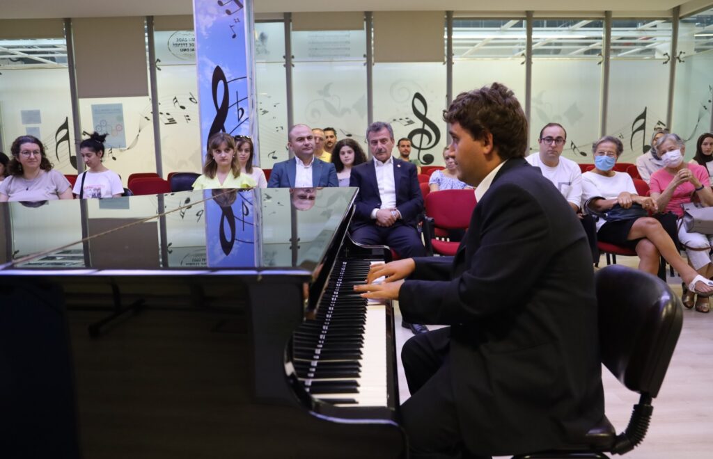 Otizmli Taylan’dan piyano resitali