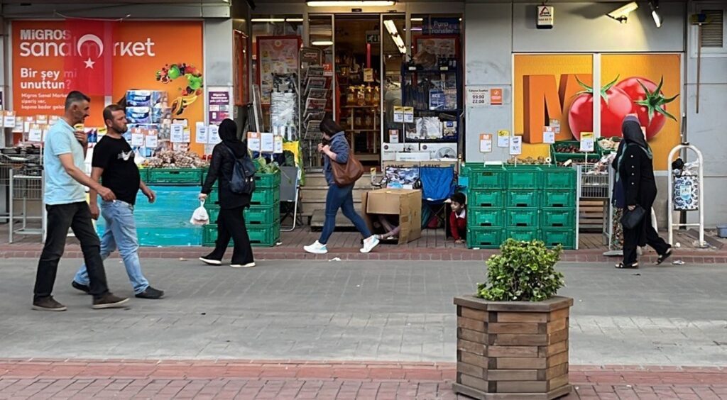 İlkokul çocuklarının kutulu şakası kamerada