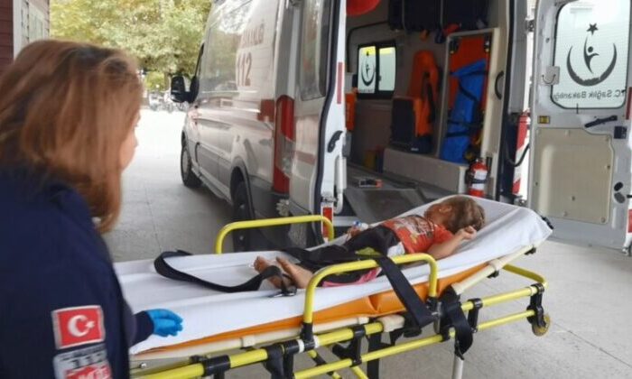Babasının kullandığı traktörün üzerinden geçtiği 2 yaşındaki çocuk ağır yaralandı