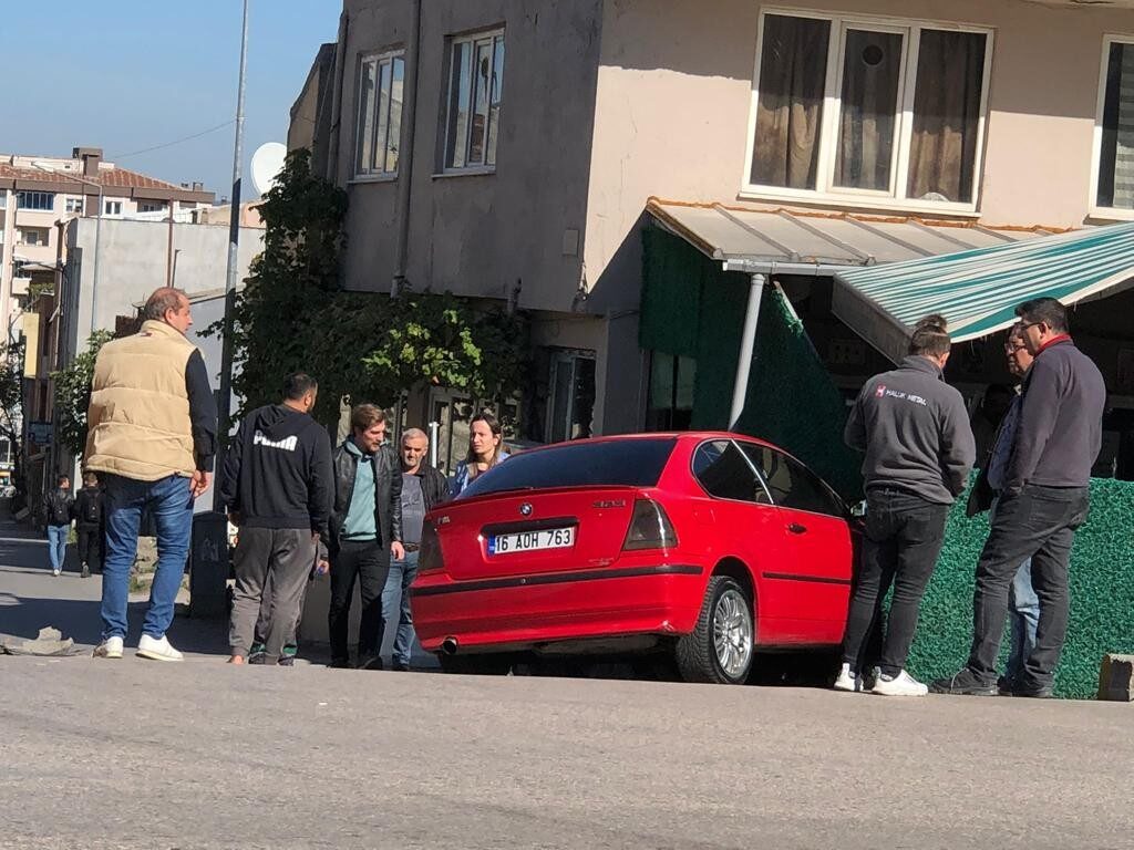 Otomobil kahveye daldı