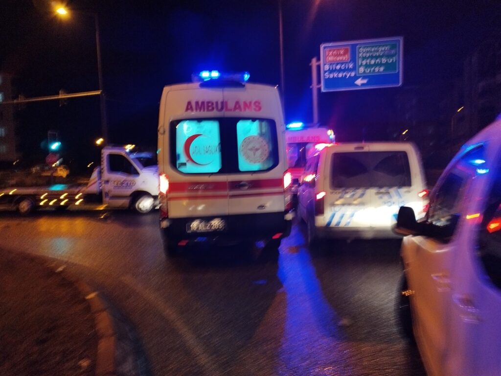 Tır kavşakta otomobile çarptı