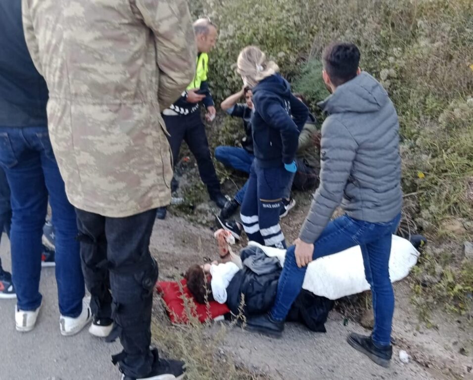 Kamyona çarpan otomobil kanala düştü