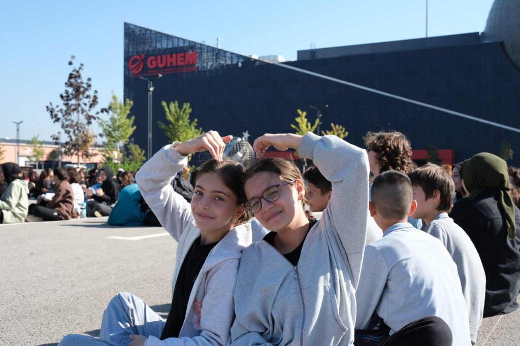 Öğrenciler “İstikbal göklerdedir” yazdı, Göktürk-1 o anı 700 kilometre yukarıdan çekti