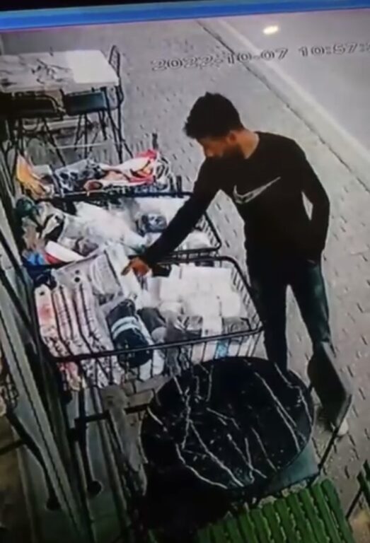 Elini kolunu sallayarak geldi, nevresim takımını çalarak gitti