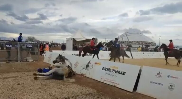Atıyla böyle uçtu, kırbaçlayıp yoluna devam etti