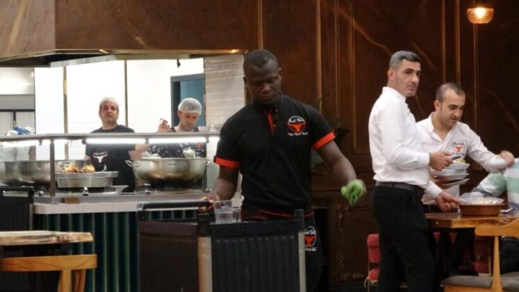 Diyarbakır’da paça servisi Burkina Fasolu ‘Bünyamin’in elinden