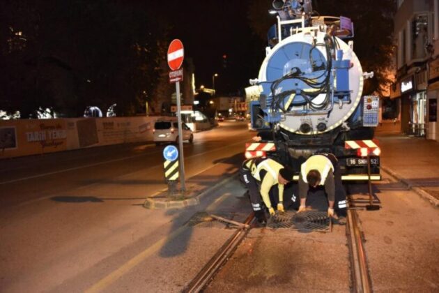 Bursa’da mazgallar gece temizleniyor
