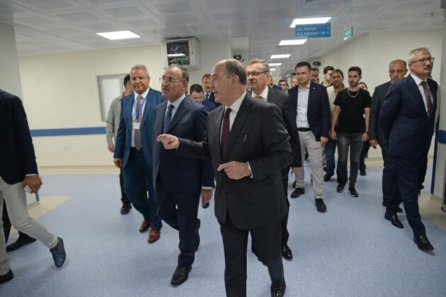 BUÜ Hastanesi’nin yenilenen acil servislerini Bakan Bozdağ hizmete açtı