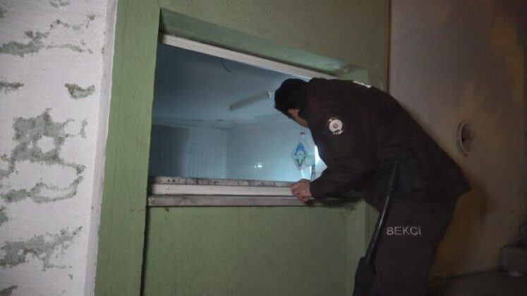 Tarihi Yeşil Camisi’nde suçüstü yakalandılar