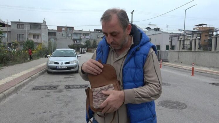 Çaresiz kaldı, çaresiz bırakmadı: Yolda bulduğu para dolu çantayı karakola teslim etti