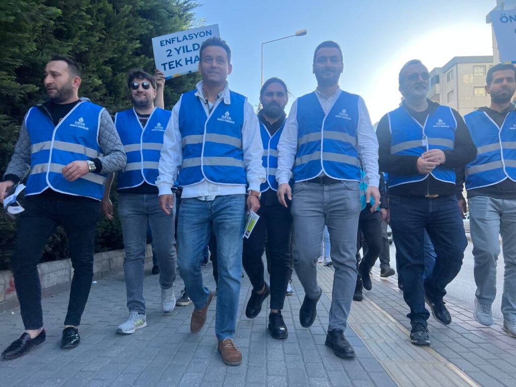 MAVİ YELEKLİLER BURSA SOKAKLARINDA SES GETİRDİ