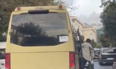 Dolmuştan poşetle sarkarak yolculuk etti