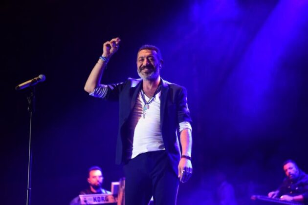 Hakan Altun: “Cumhuriyetin 100. yılında gel bari aşk”