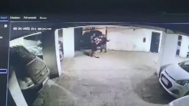 Hırsız, motosiklet sahibi tarafından yakalanınca bıçak çekti o anlar kameraya yansıdı