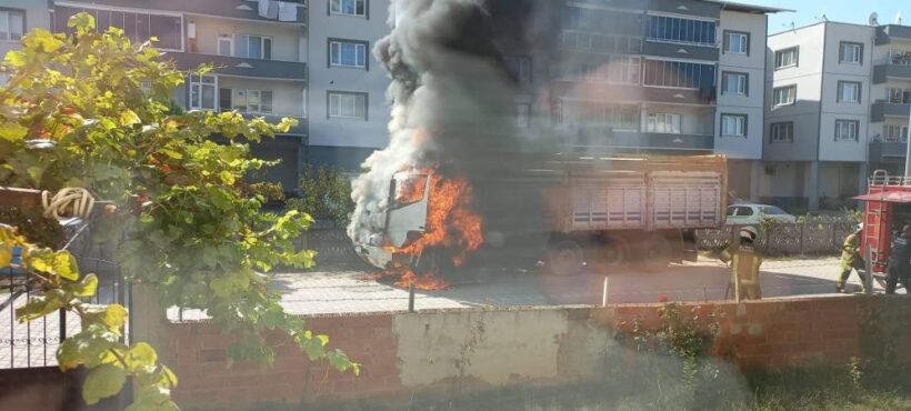 Kamyon alev alev yandı