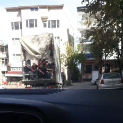 Bursa’da kamyonet kasasında tehlikeli yolculuk kameralarda