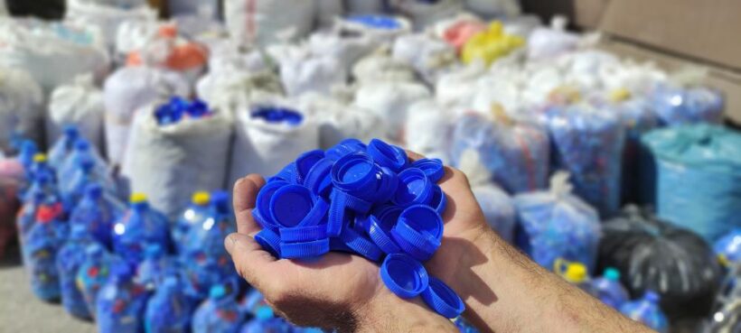 Her yıl tonlarca kapağı tek tek toplayıp onlarca engelliyi mutlu etti