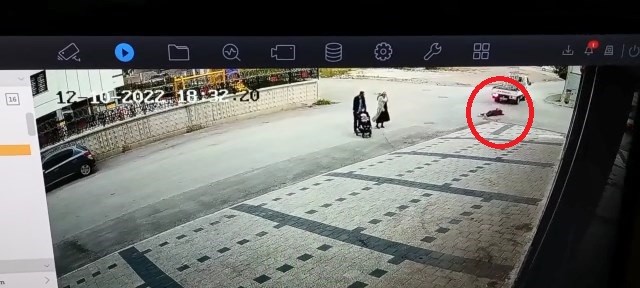 Görünmez kaza…Yeleği kamyonetin kasasına takılan kadın ağır yaralandı.