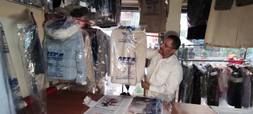 Yıllardır müşterilerinin unuttuğu kıyafetleri saklıyor