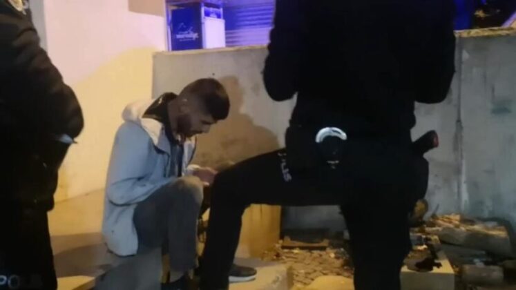 Mezarlıkta feci şekilde dövdüler