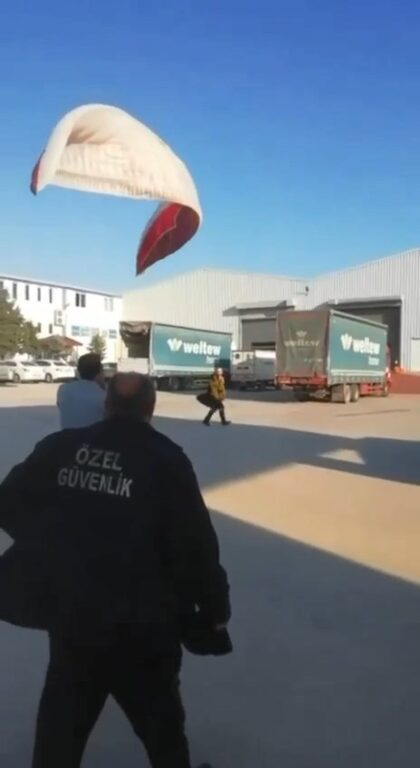 Paraşüt tutkunu işçi çalıştığı fabrikaya uçarak gitti