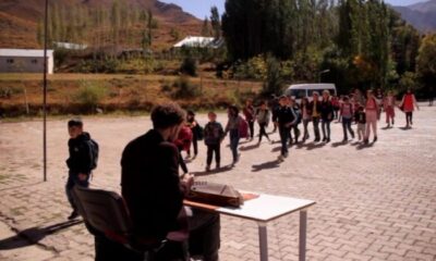 Müdür yardımcısı okula gelen öğrencileri santur ile karşılıyor