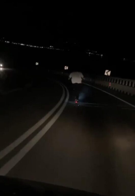 Elektrikli scooter ile karayolunda canını tehlikeye atarak giden genç kameralarda