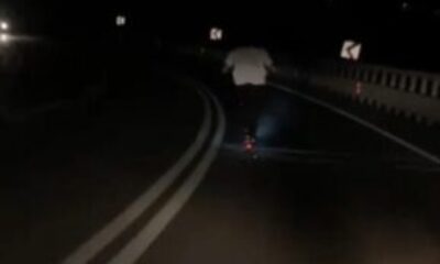 Elektrikli scooter ile karayolunda canını tehlikeye atarak giden genç kameralarda
