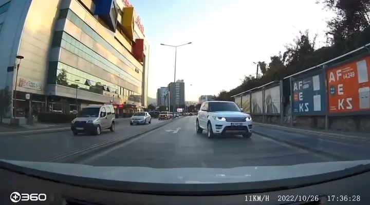 Trafikte bu sürücülerin yaptıkları görenler şaştı kaldı