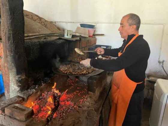 100 yıllık kaselerde 500 yıl öncesinin tarifiyle güveç yapıyorlar